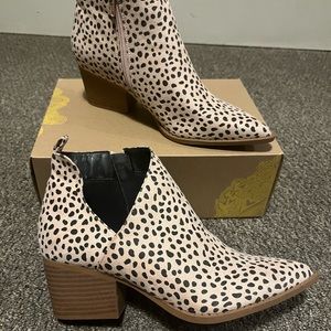 Size 8 pattern bootie short heel